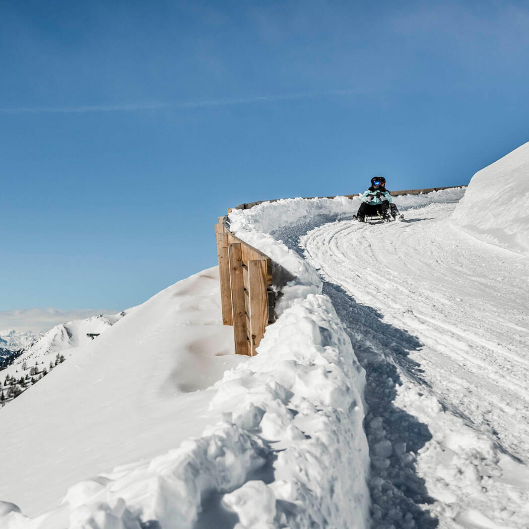 Winterliche Rodelbahn mit zwei Personen - Hotel Terentnerhof