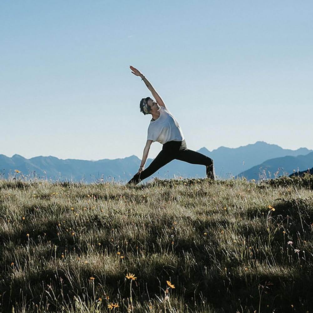 Südtirol Balance - Frau macht Yoga im Freien - Hotel Terentnerhof