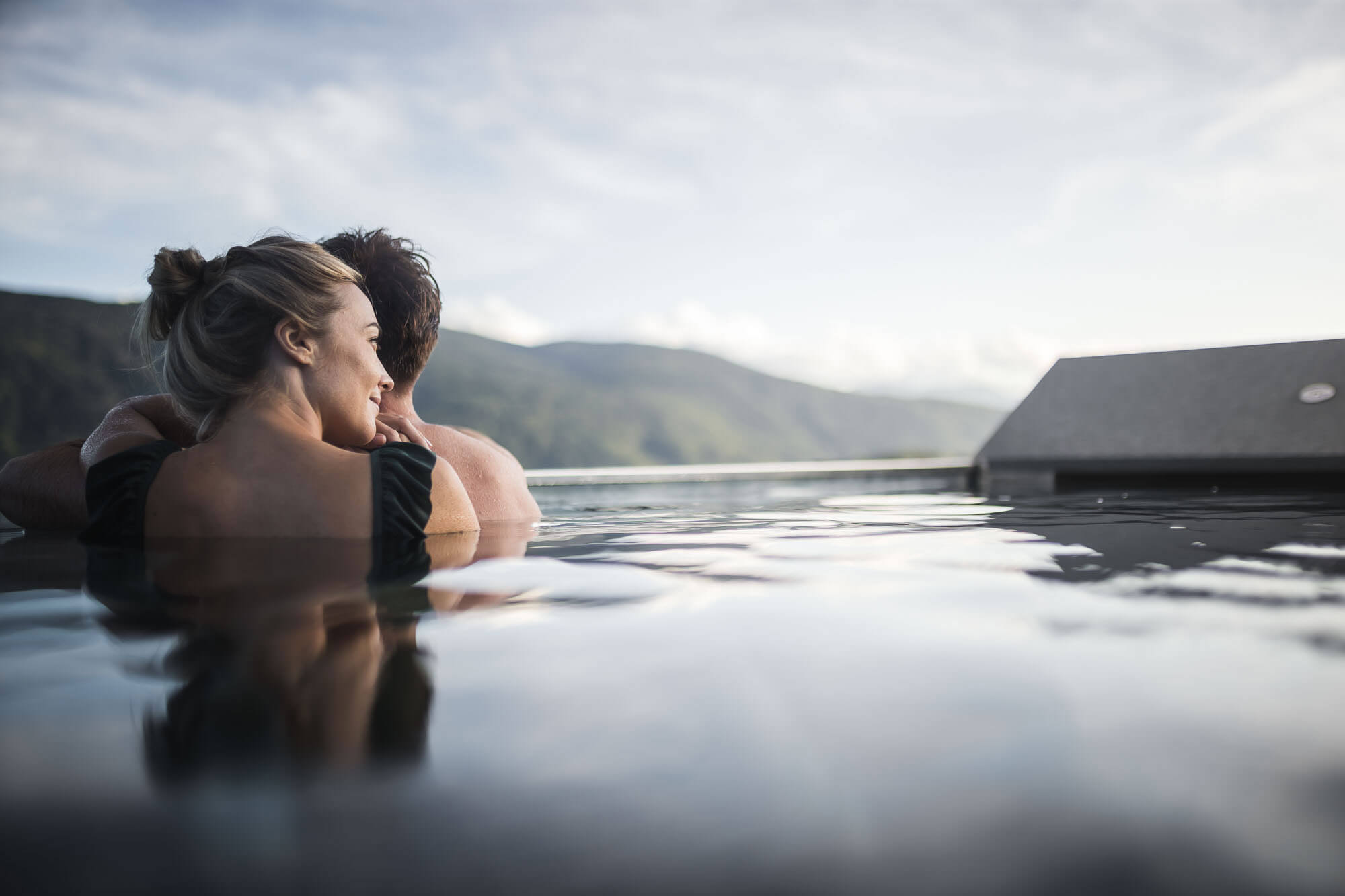 Time out - couple close-up pool - Hotel Terentnerhof