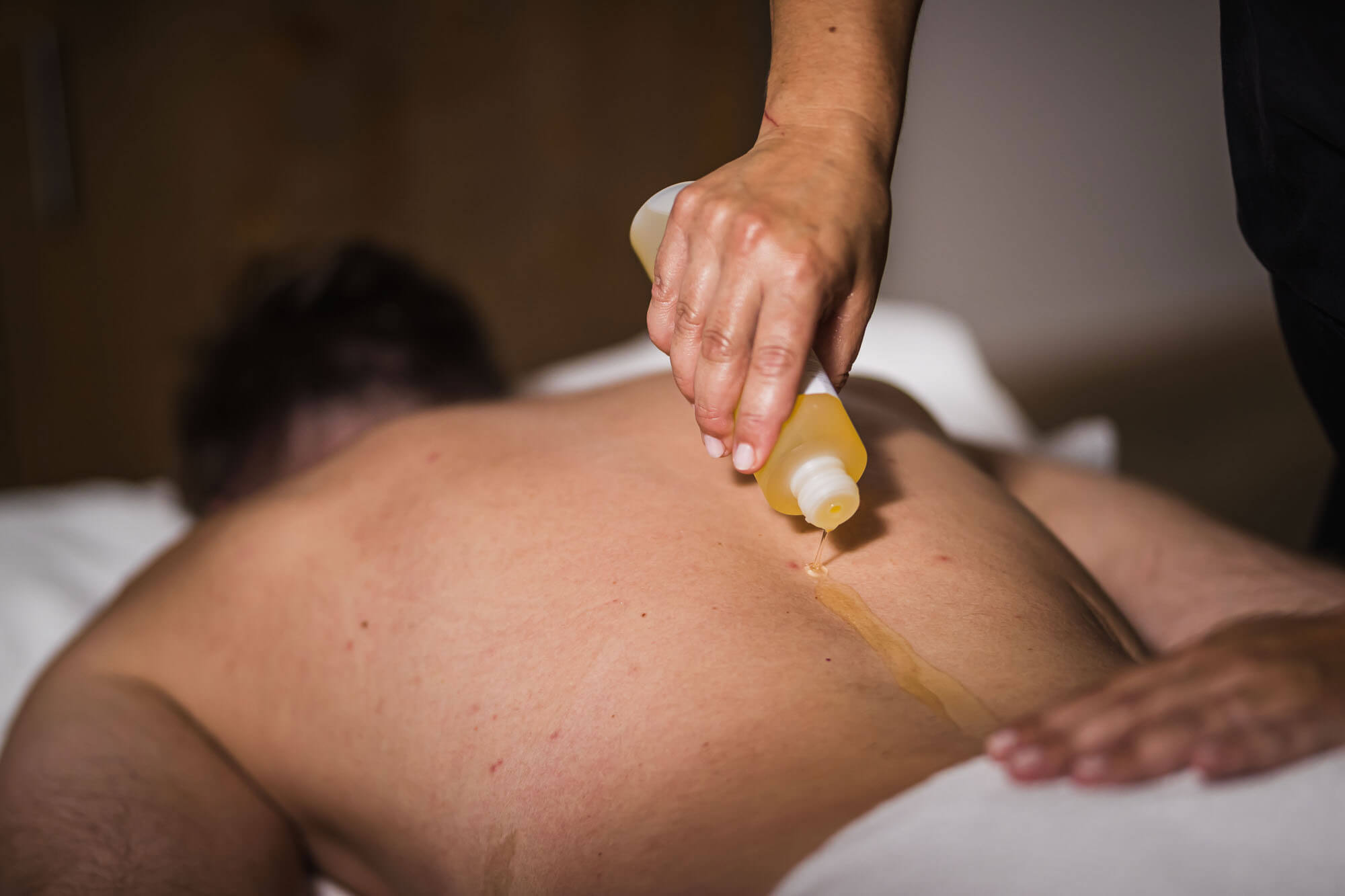 Back massage man with oil - Hotel Terentnerhof