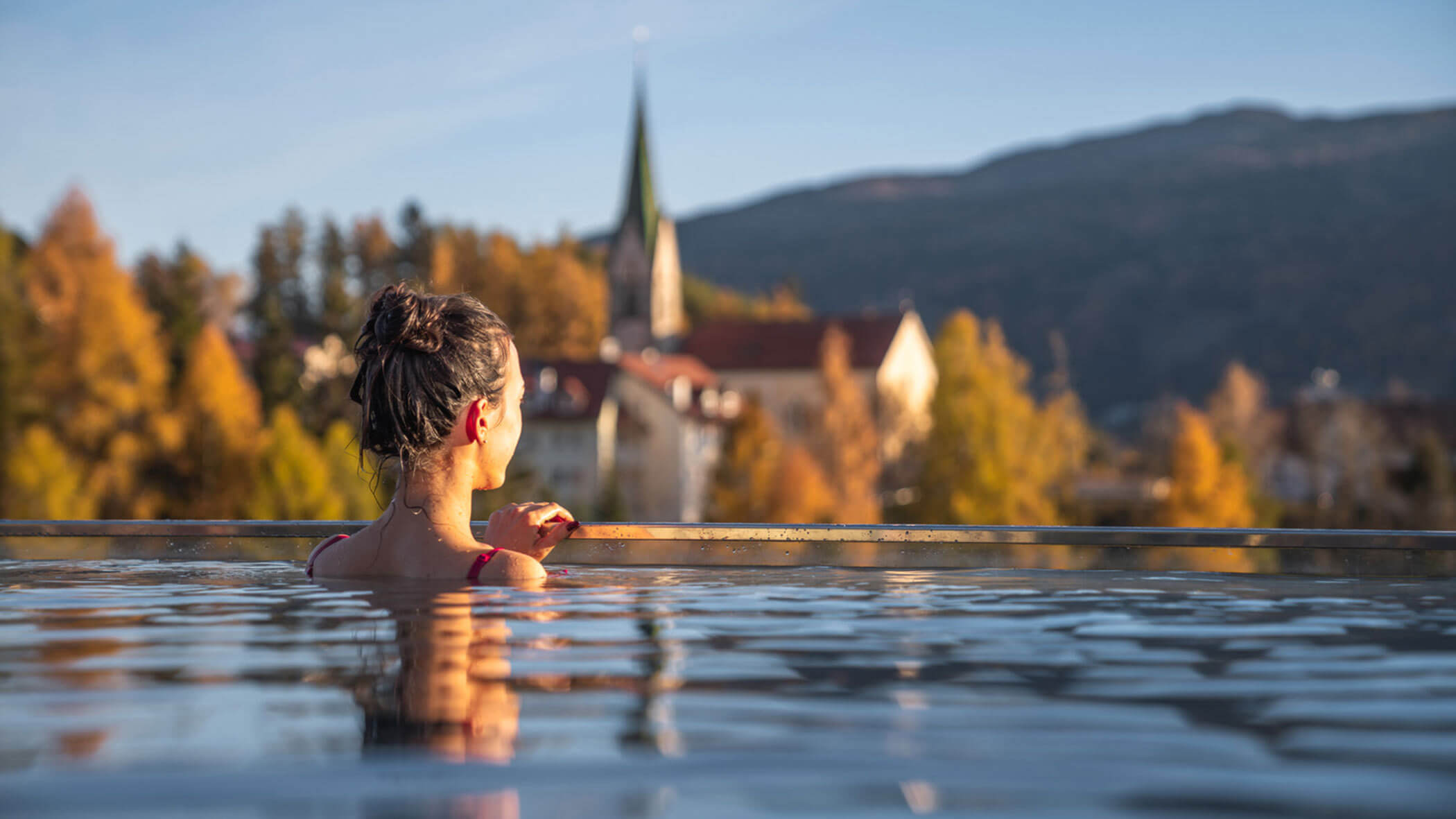 Hotel mit Pool im Herbst