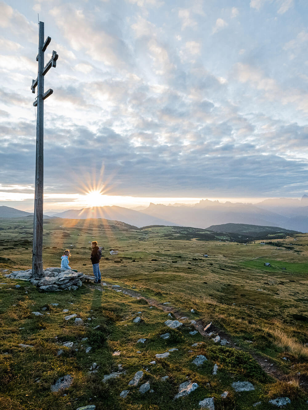 Guided hiking tours - sunrise - man & woman in front of mountain cross - Hotel Terentnerhof