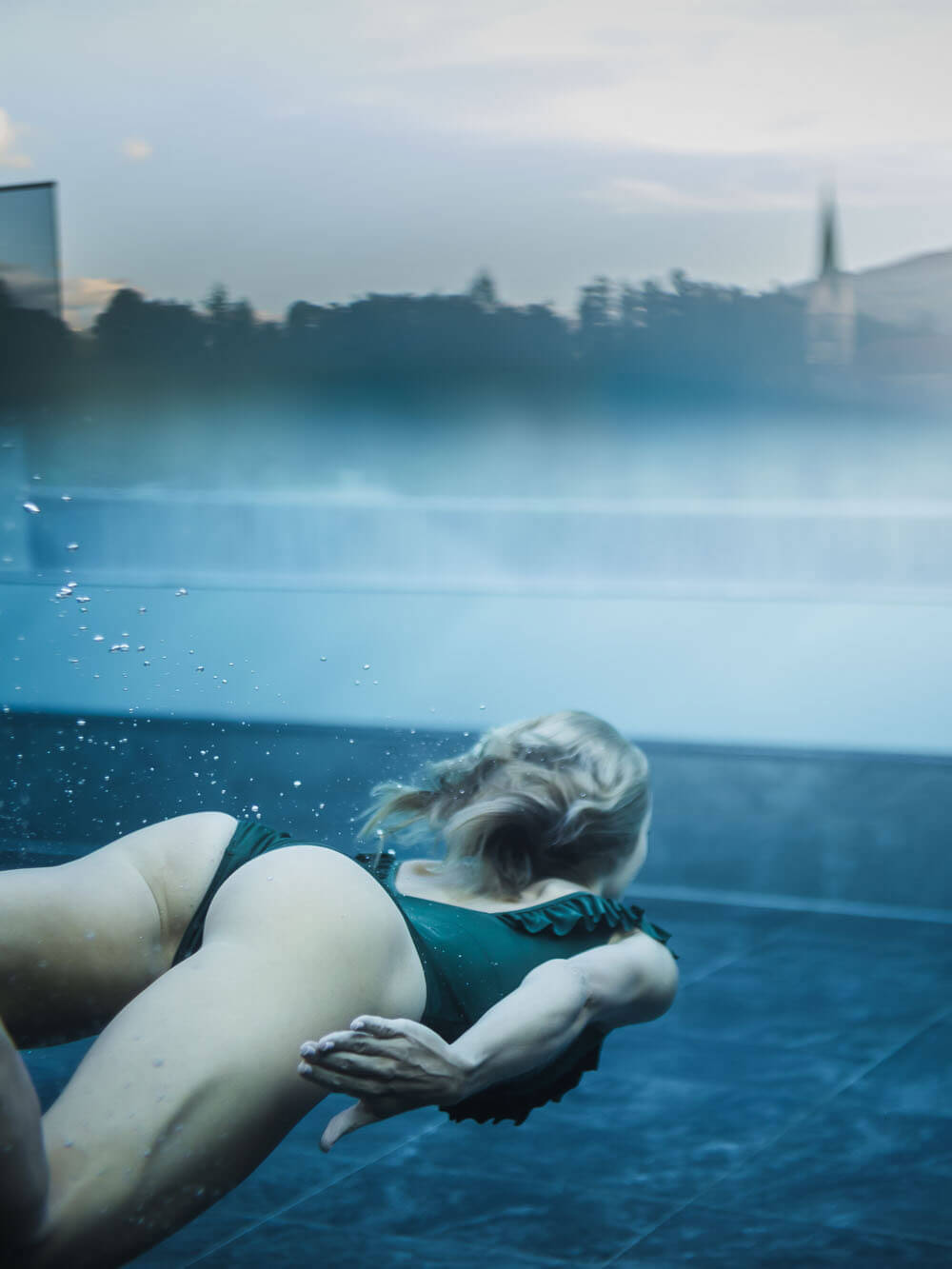 Outdoor pool - woman swimming under water - Hotel Terentnerhof