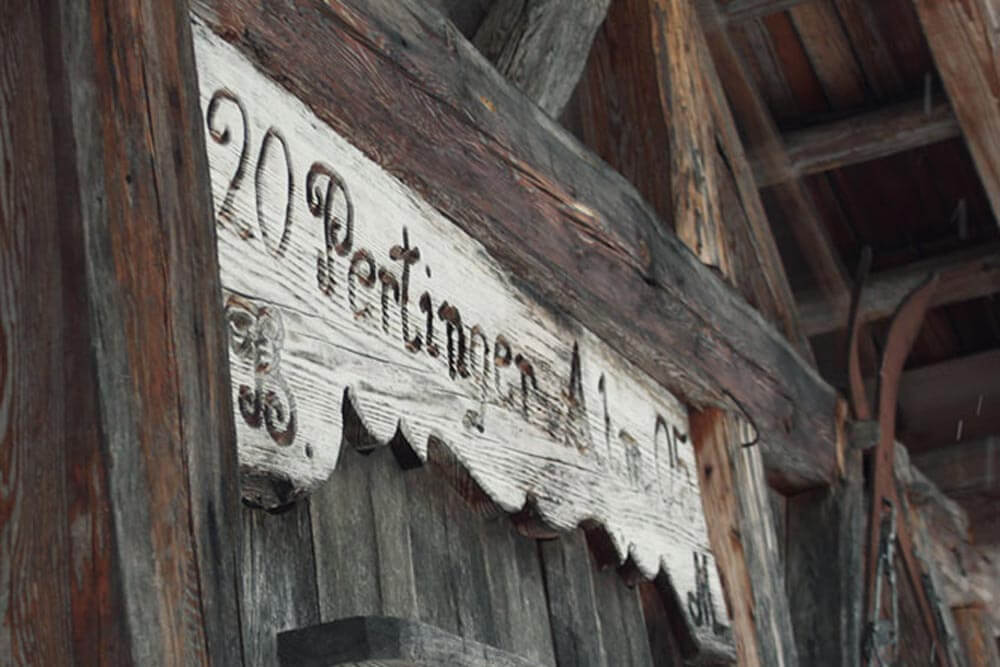 Pertingeralm - Türschild auf Holz - Hotel Terentnerhof