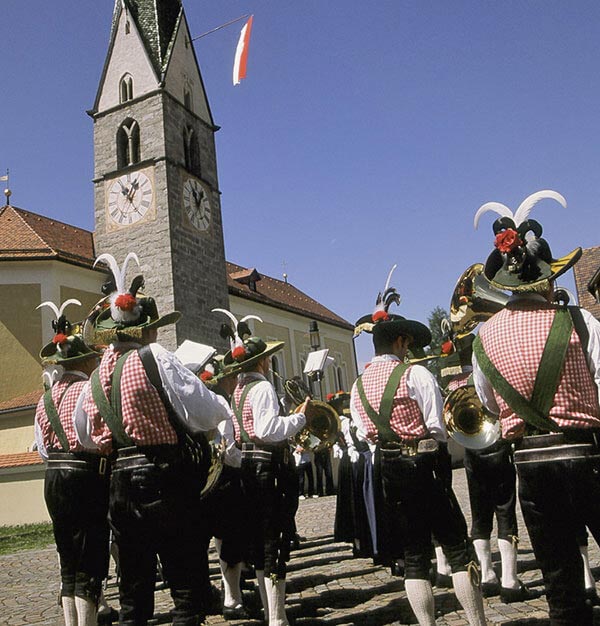Banda musicale di Terento davanti alla chiesa - Hotel Terentnerhof