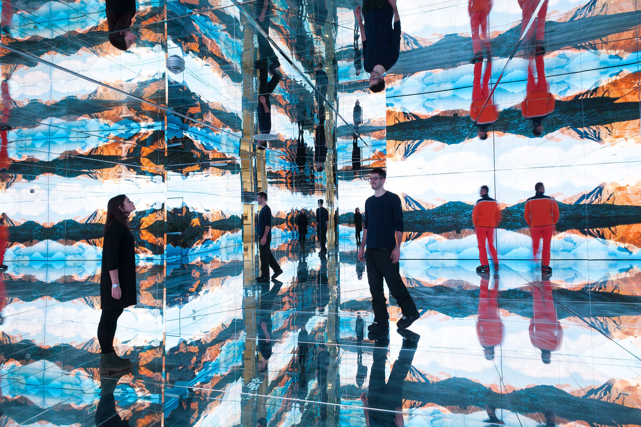 Lumen Museum am Kronplatz mit Personen - Hotel Terentnerhof