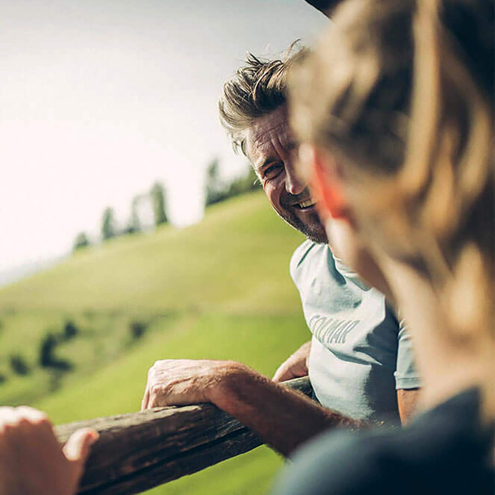 Vitalpina Mitglied - Mann & Frau stehen am Zaun - Hotel Terentnerhof
