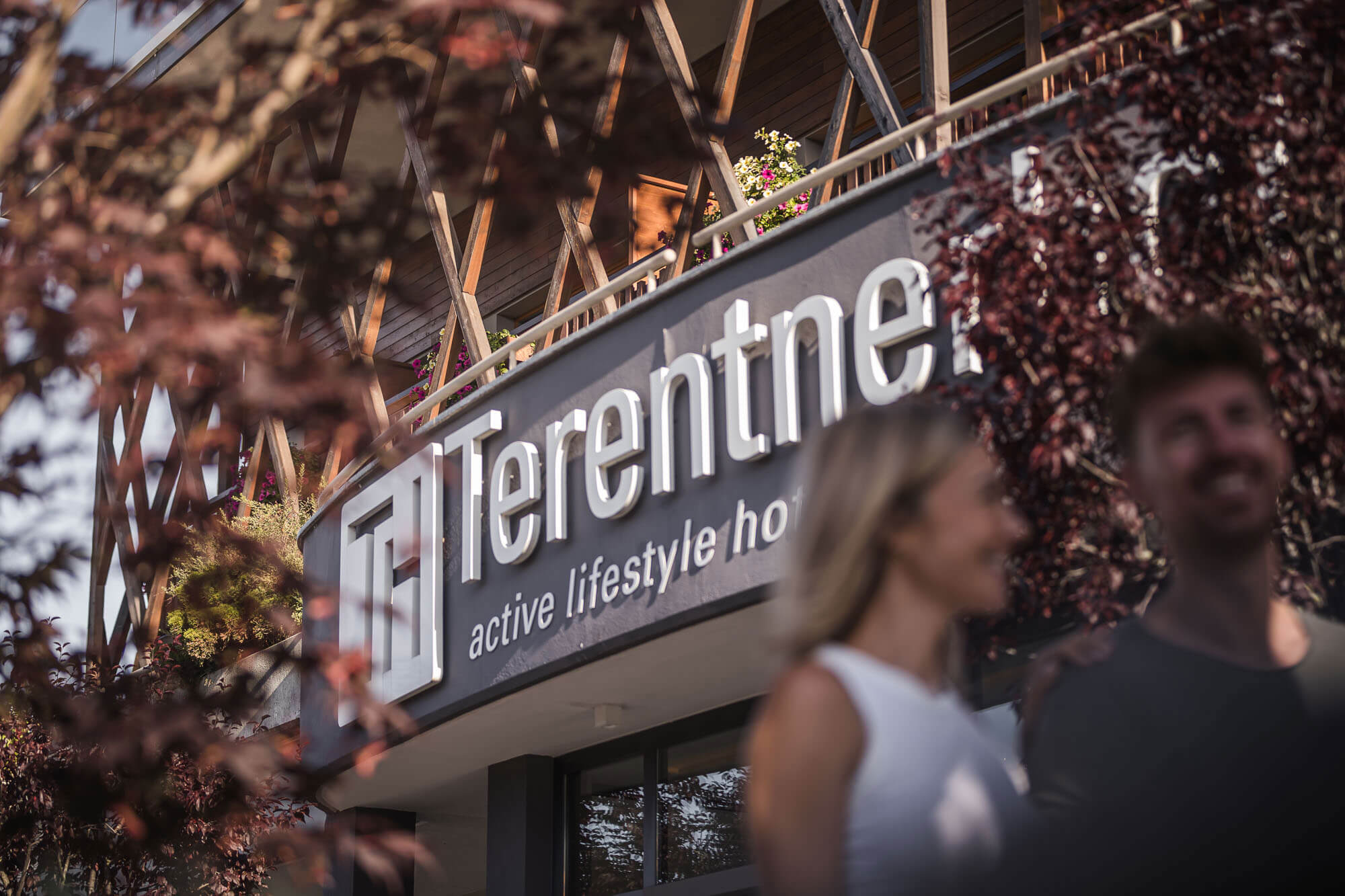 Vitalpina Mitglied - Außenansicht Hotel mit Mann & Frau - Hotel Terentnerhof