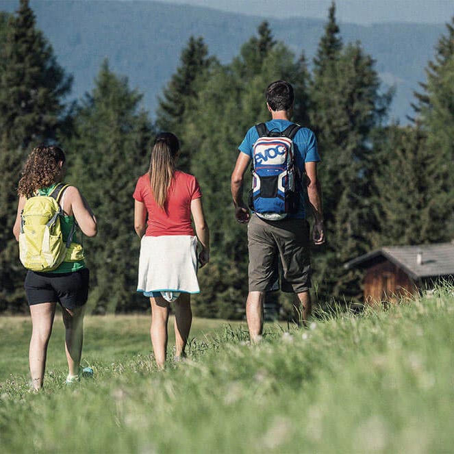 Frühling Wanderung - zwei Frauen & Mann auf grüner Wiese - Hotel Terentnerhof