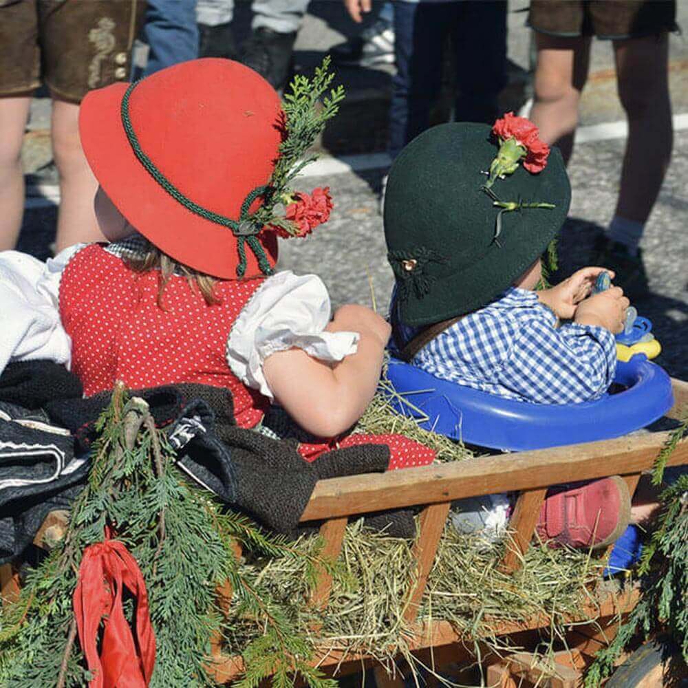 Kinder beim Terner Almabtrieb - Hotel Terentnerhof