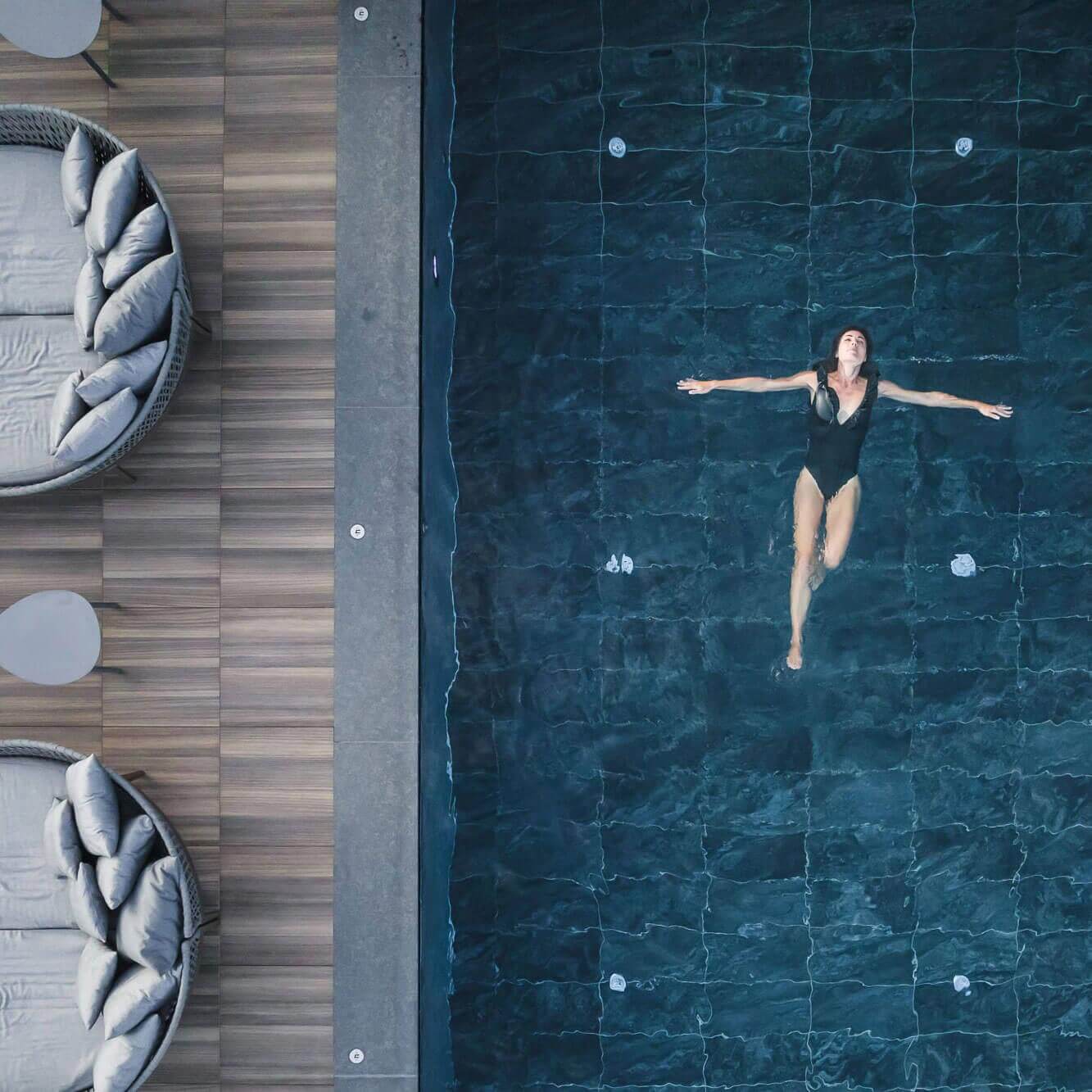 Ansicht von oben - Frau schwimmt im Pool - Hotel Terentnerhof