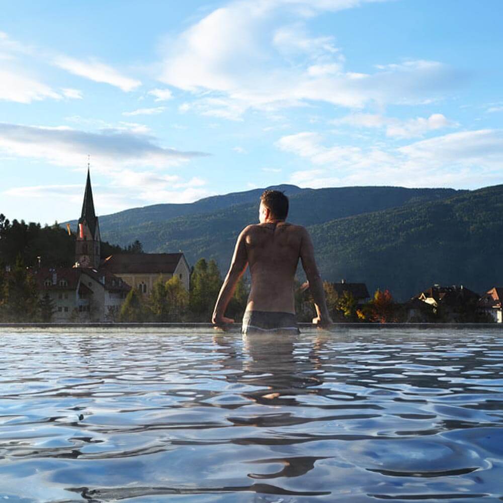 Wellness: Schwimmbad mit Mann im Ferien - Hotel Terentnerhof