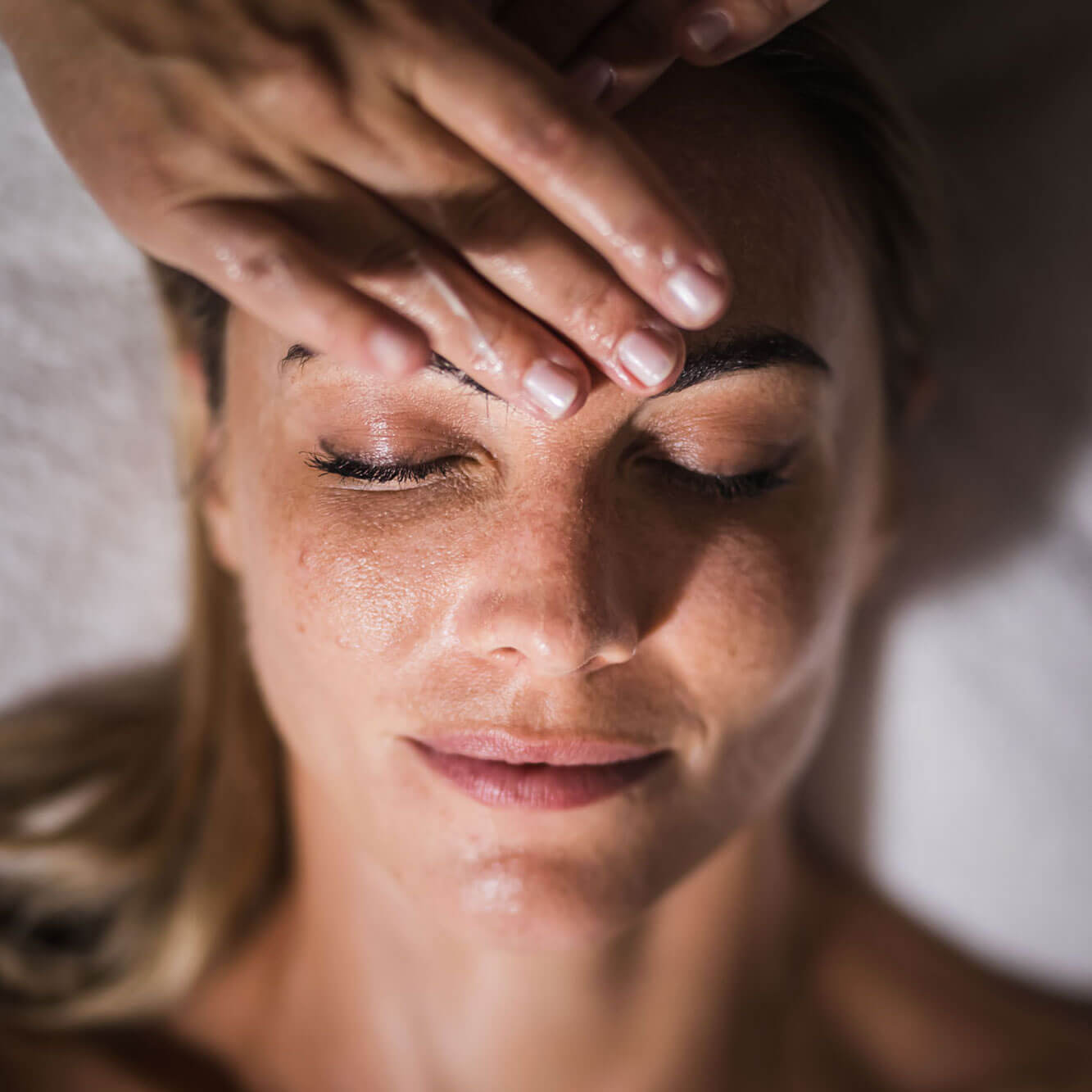 Relaxing massage face woman - close-up - Hotel Terentnerhof