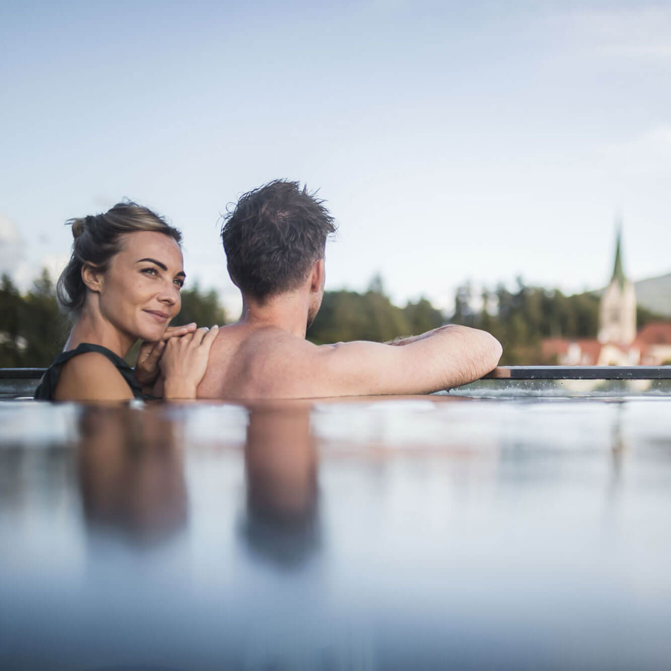 Beheizter Außenpool mit Ausblick auf Terenten - Mann & Frau - Hotel Terentnerhof