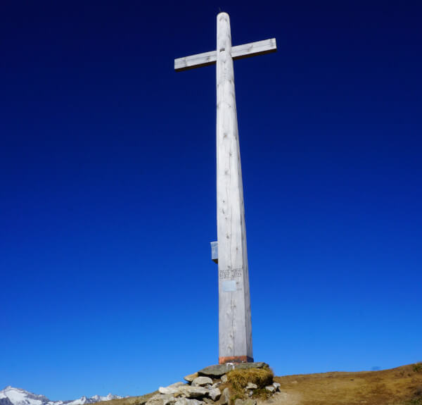 Wanderung Putzenhöhe - Kreuz vor blauem Himmel - Hotel Terentnerhof