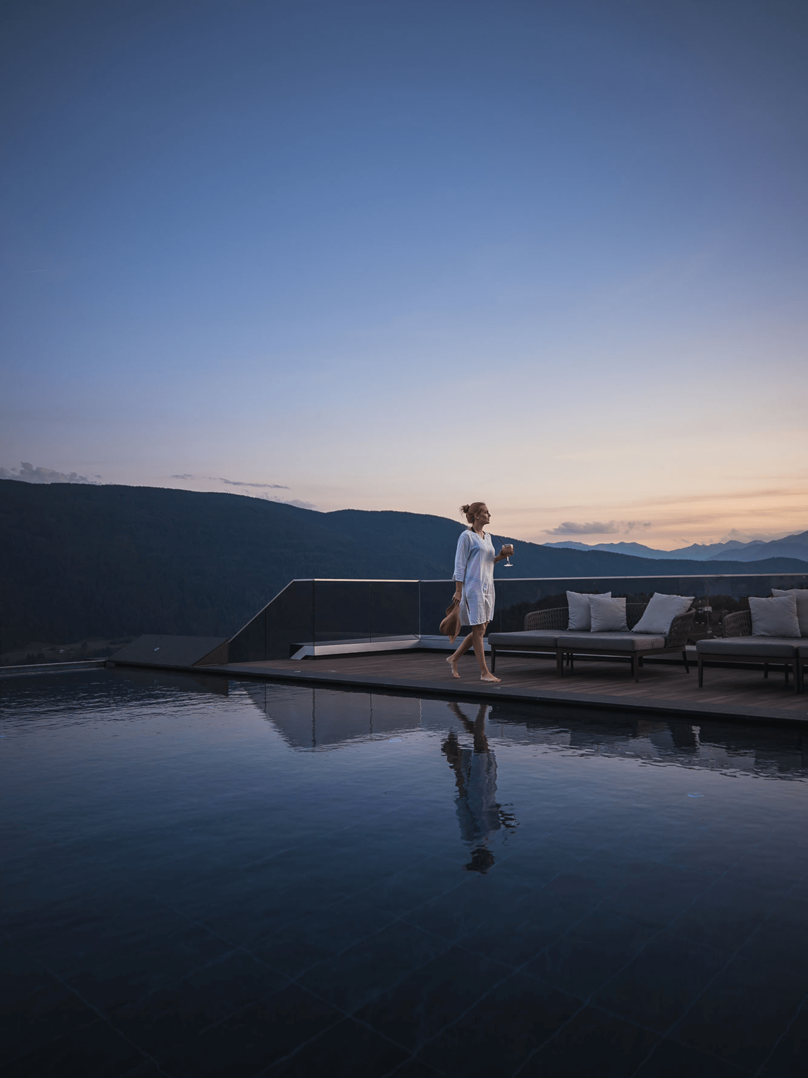 Panorama Infinity-Sky-Pool in the evening - Hotel Terentnerhof