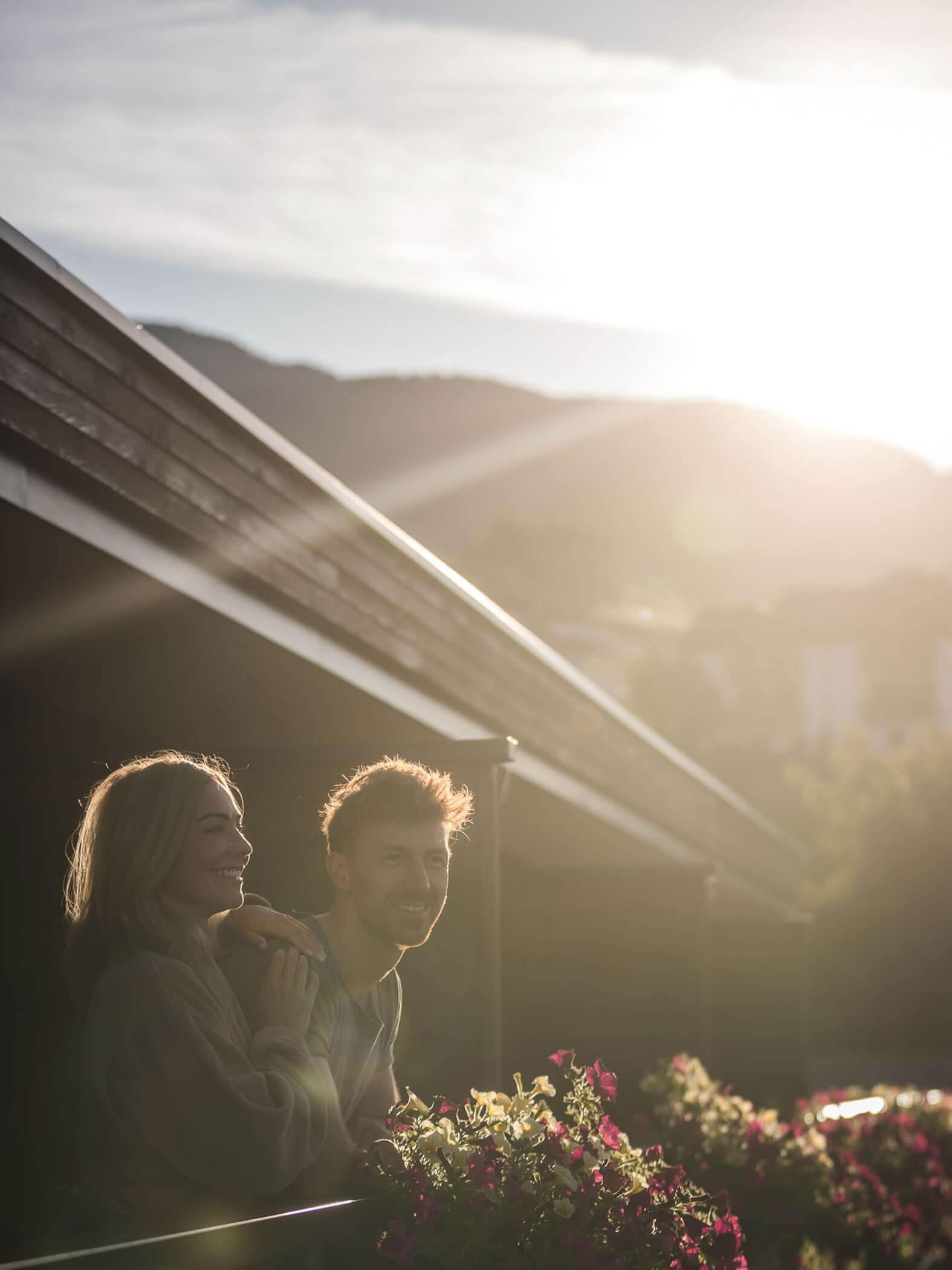 Das TH-Urlaubsgefühl - Frau & Mann auf Balkon - Hotel Terentnerhof