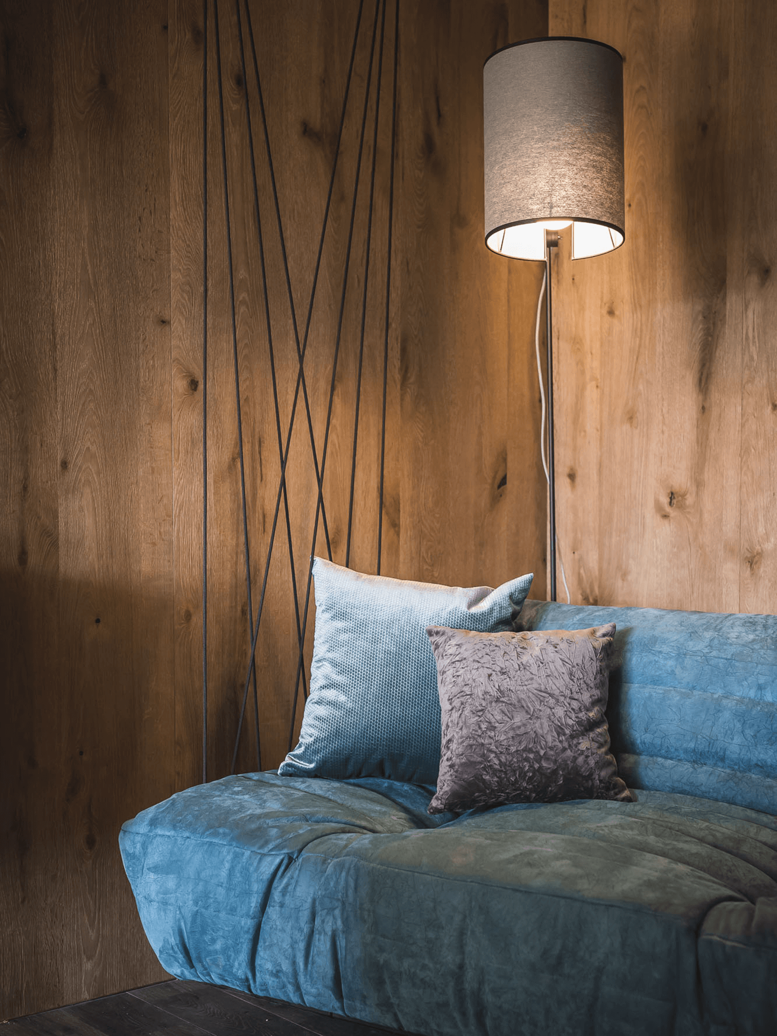 Zimmer, Suiten & Preise - Detailaufnahme Couch mit Stehlampe - Hotel Terentnerhof