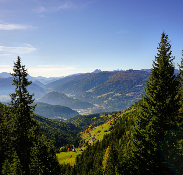 Herbstliche Landschaft mit Bergkulisse in Terenten - Hotel Terentnerhof
