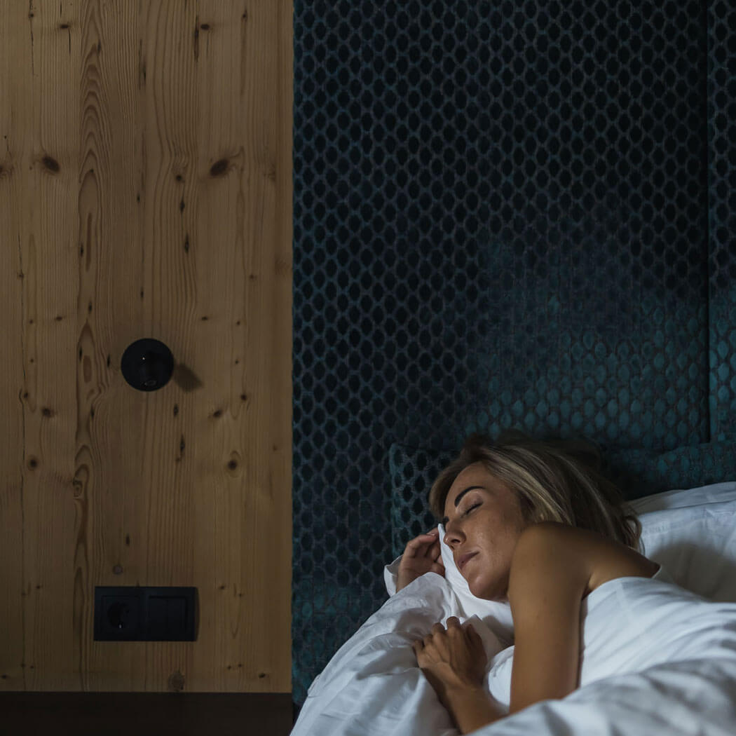 TH Club - Room with sleeping woman - Hotel Terentnerhof